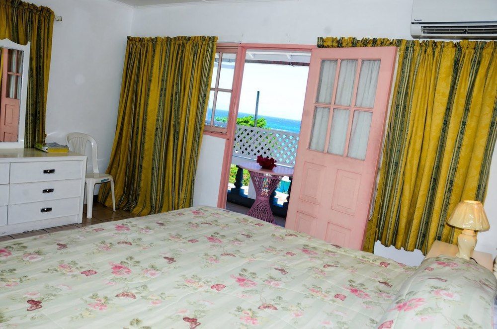 Marine View Hotel Ocho Rios Esterno foto
