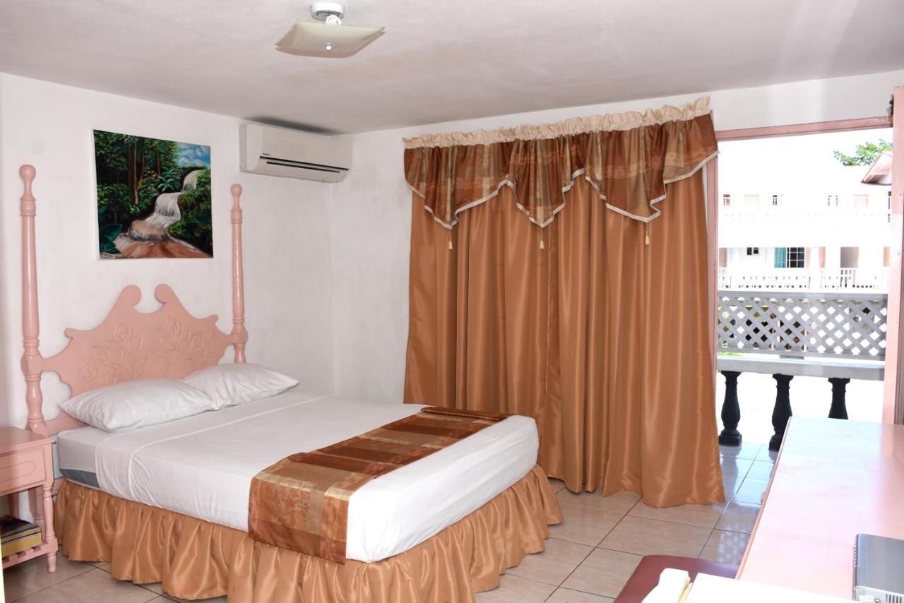 Marine View Hotel Ocho Rios Esterno foto